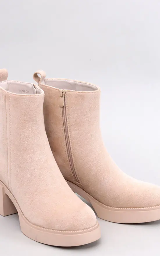 Comfort and elegance: beige boots for stylish steps