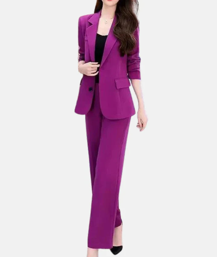 Elegant trouser suit with fitted blazer