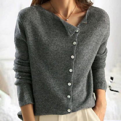 Zuri - Elegant sweater with trendy button fastening