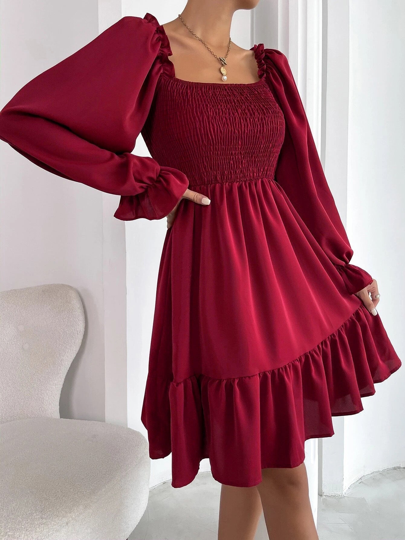 Darla - Elegant dress with square neckline