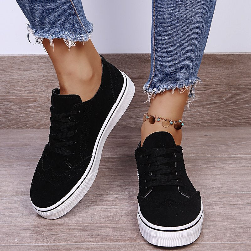 Elegant lace-up sneakers on flat sole