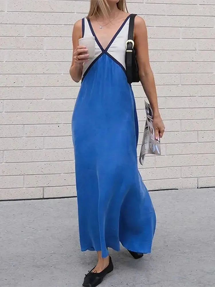 Queenie - Casual maxi dress made of satin in a contrasting color