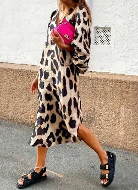 Valkyrie -Elegant maxi dress with leopard print and V-neckline