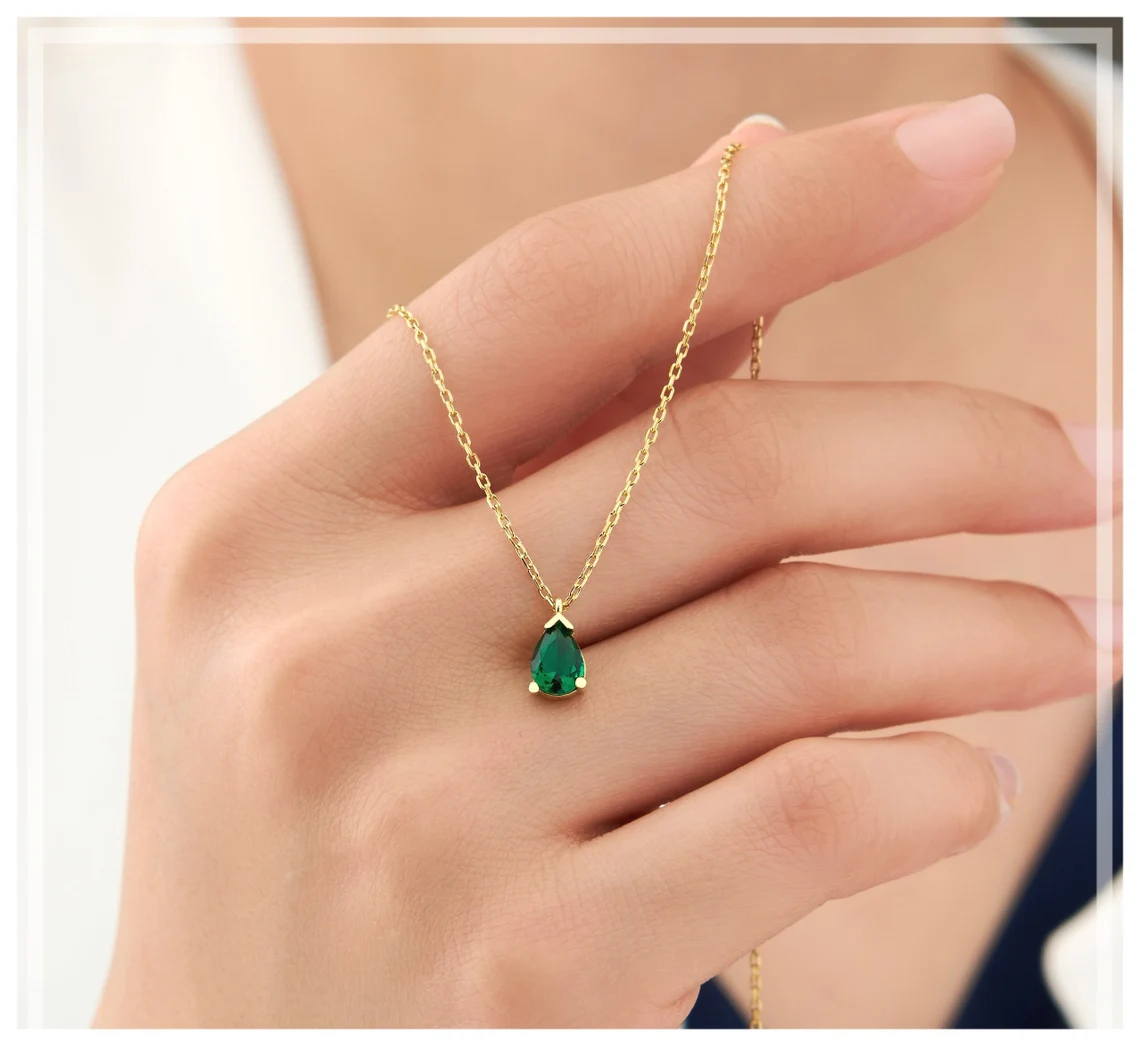 Necklace with Emerald tear drop | An elegant piece of jewelry for every day.