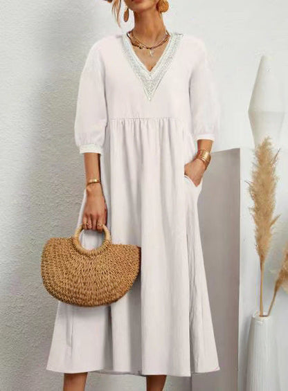 Maggie -Dress in cotton and linen with V-neckline, loose sleeves and lace