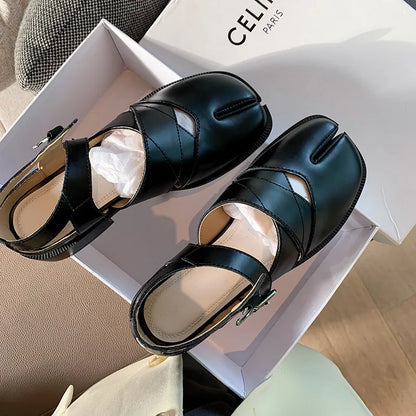 Leather sandals with split toe