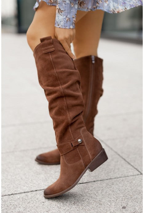 Trendy, supportive boots with zipper and heel