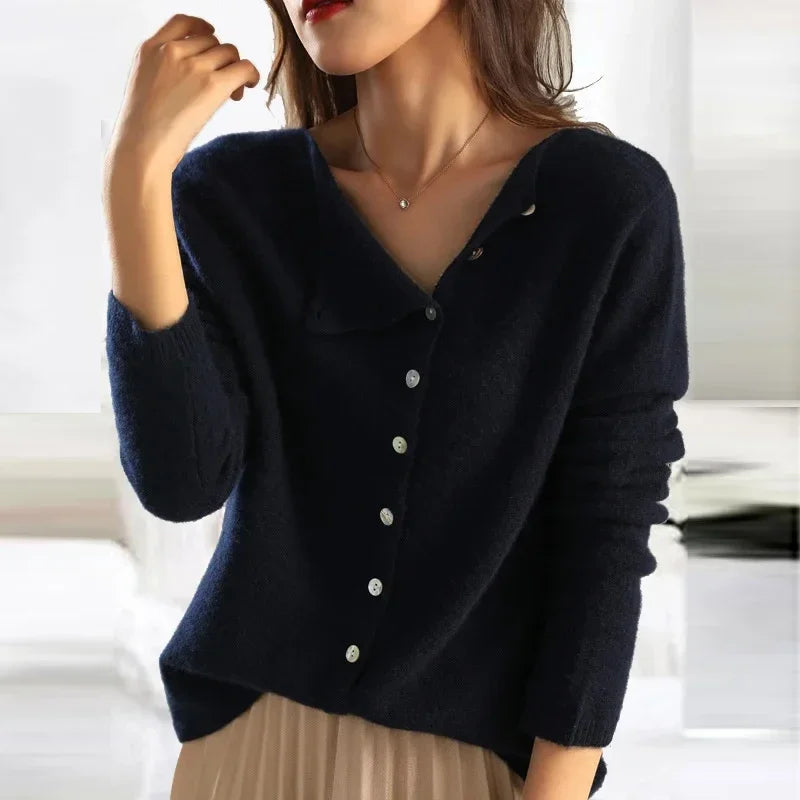 Zuri - Elegant sweater with trendy button fastening