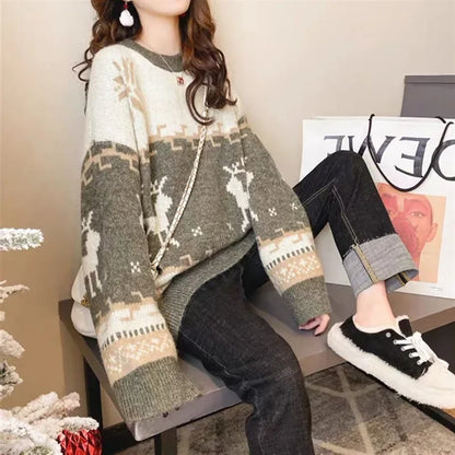 Adele - Warm knitted sweater with a loose fit and striped Christmas deer print for women