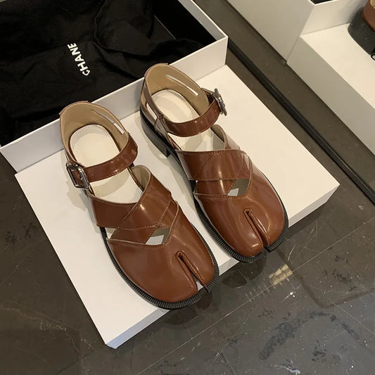 Leather sandals with split toe