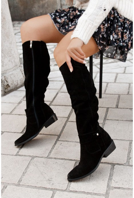 Trendy, supportive boots with zipper and heel