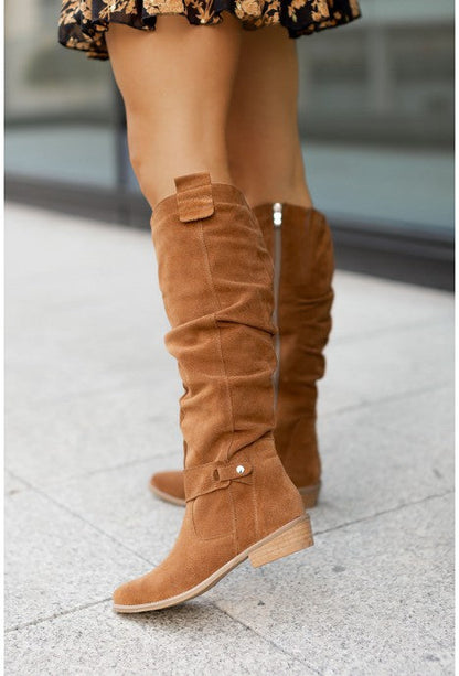 Trendy, supportive boots with zipper and heel