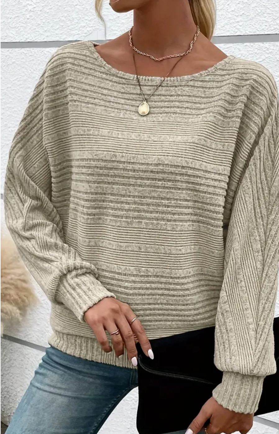 Women's long sleeve sweater with round neckline