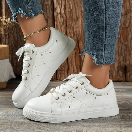 Lace shoes with metal buckle