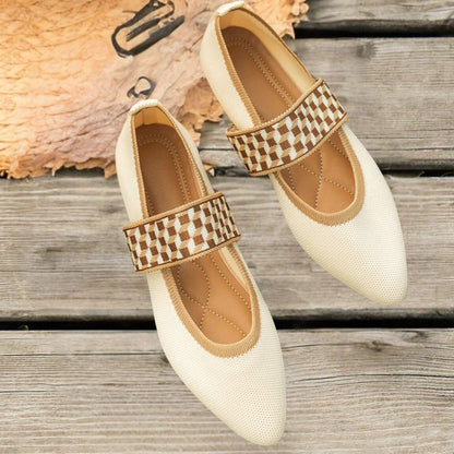 Casual shoes with pointed toe and elastic band