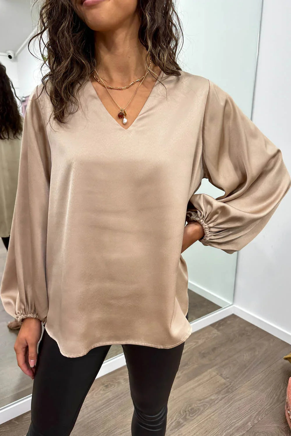 Yvonne | Blouse with V-neckline