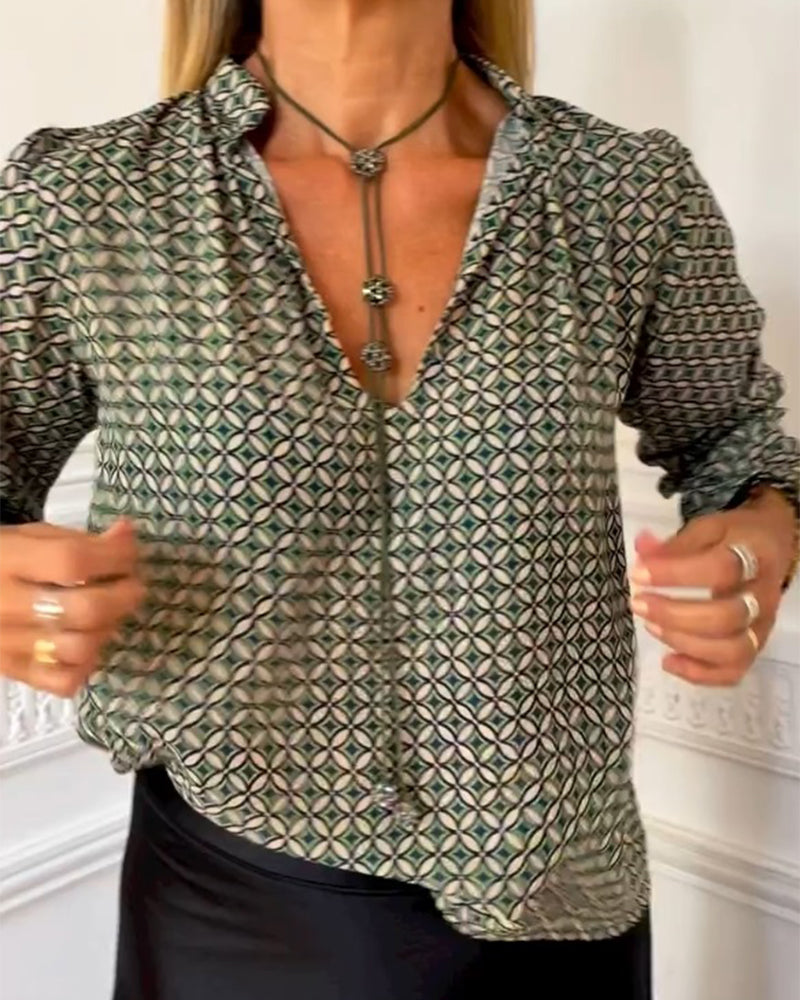 Casual blouse with V-neck and geometric print