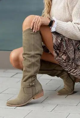 Trendy, supportive boots with zipper and heel