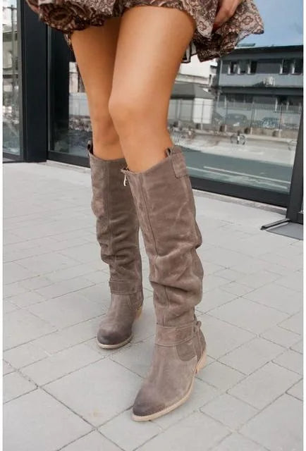 Trendy, supportive boots with zipper and heel