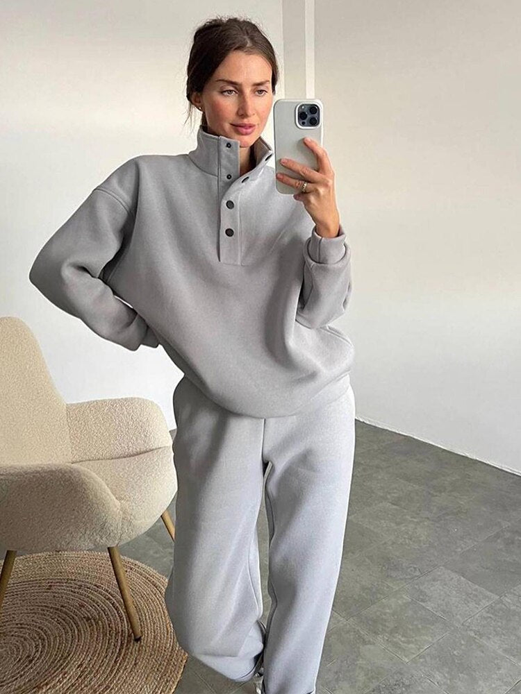 Comfortable oversized jogging suit for women